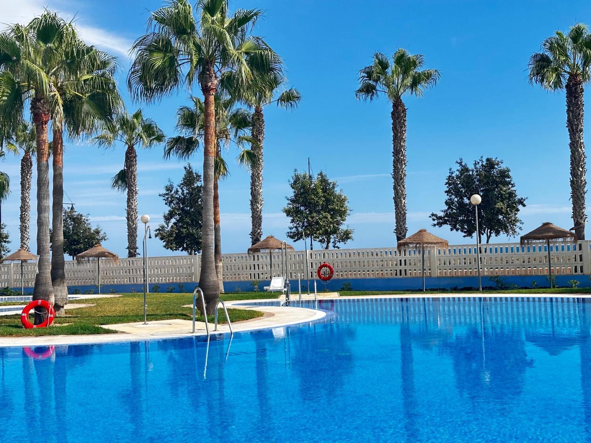 Luxurious Spacious Three Bedroom Apartment On Beachfront 알메리마르 외부 사진